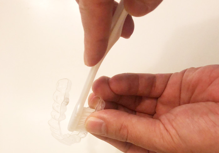 歯ブラシや義歯ブラシなどを使って、マウスピースを傷つけないよう、やさしくていねいにブラッシングしましょう。